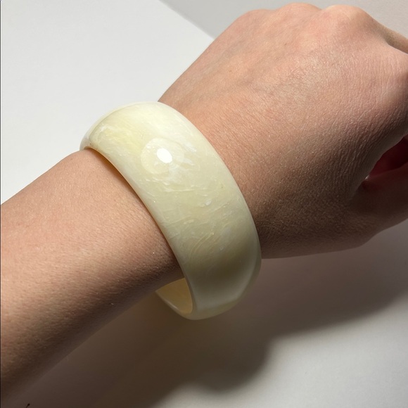 Jewelry - Vintage Cream Bangle Bracelet